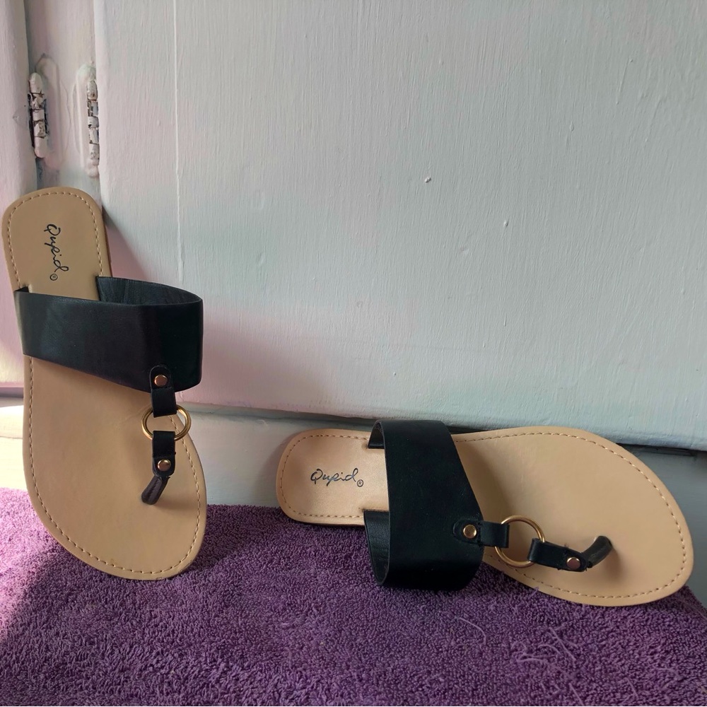 Qupid black leather sandals with gold ring accent, size 7.5